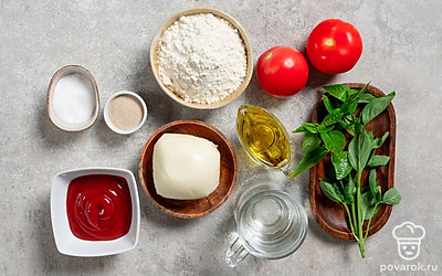 Отмерьте нужное количество всех ингредиентов. Просейте муку через сито. Помойте овощи и зелень, удалите плодоножки у помидоров. Застелите противень пергаментом или силиконовым ковриком.