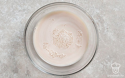 Разведите сухие дрожжи в половине стакана теплой воды. Оставьте на 5 минут для активации.