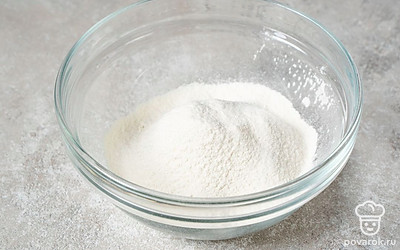 В миску пересыпьте просеянную муку.