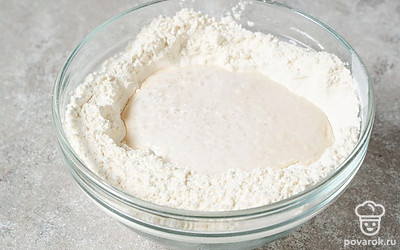 К муке добавьте дрожжи с водой.