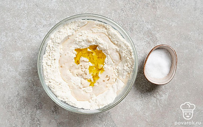 Добавьте оливковое масло и посолите тесто.