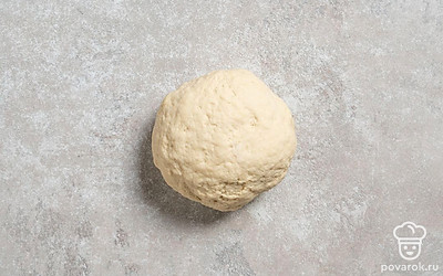 Замесите тесто, потепенно добавляя оставшуюся воду. Смешивайте сначала ложкой, а потом руками. Месить нужно около 10 минут, обминая, складывая и растягивая тесто. В результате оно станет гладким и эластичным, но при этом не будет липнуть к рукам.