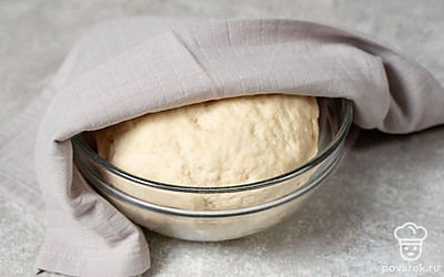 Накройте миску с тестом полотенцем и оставьте в теплом месте на 1 час. Оно должно увеличиться в размере.