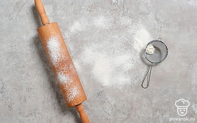 Присыпьте рабочую поверхность и скалку мукой.