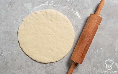 Разделите тесто на 2 части. Каждую часть раскатайте в круг толщиной 3-5 мм.