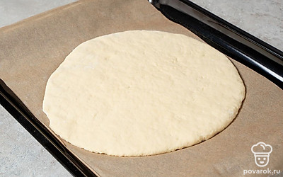 Переложите основу на противень.