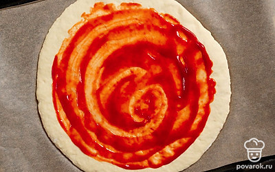 Щедро смажьте основу томатным соусом.