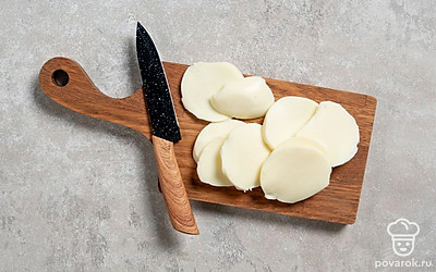 Моцареллу нарежьте тонкими слайсами.