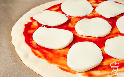 Выложите сыр сверху на томатный соус.