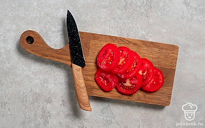 Помидоры нарежьте тонкими кружочками.