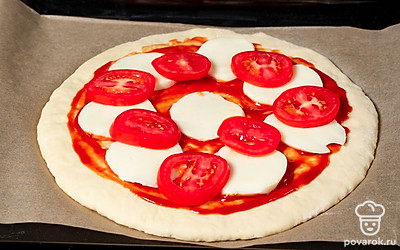 Выложите помидоры сверху на сыр. 