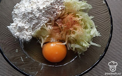 Смешать натертый на терке и отжатый кабачок, яйцо, муку и соль. Можно добавить любимые специи. Для снижения калорийности можно использоввть овсяную или рисовую муку.