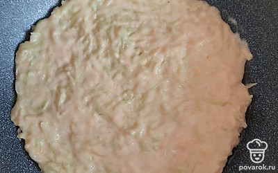 На сковородку, смазанную маслом, выложить полученную массу. На среднем огне запечь до румяного цвета нижней стороны (3-4 минуты).