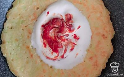 Перевернуть основу, убавить огонь до минимума и быстро смазать смесью из сметаны и томатной пасты (можно кетчупом или майонезом).