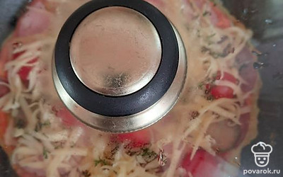 Накрыть сковородку крышкой, на среднем огне выпекать до расплавления сыра (3 минуты).