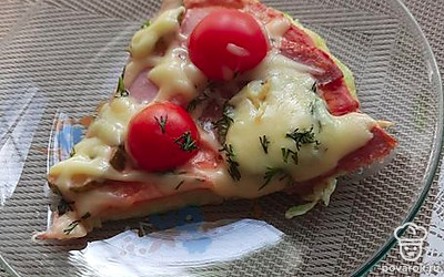 Можно посыпать любимой зеленью. Пицца будет более красочной. Приятного аппетита!