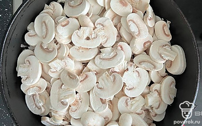 Грибы нарезать, обжарить на сковороде до золотистого цвета.