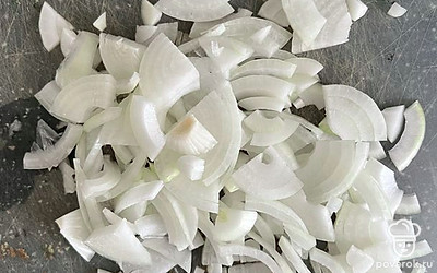 Нарезать лук полукольцами.