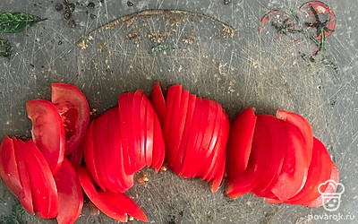 Нашинковать тонкими ломтиками помидор.