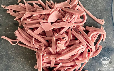 Колбасу мясную и куриную нарезать соломкой.