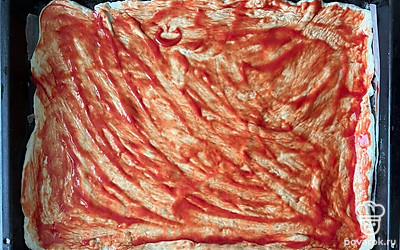 Смазать тесто кетчупом.