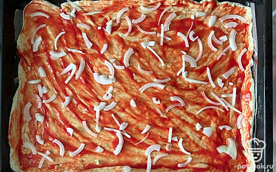 Выложить нарезанный лук.