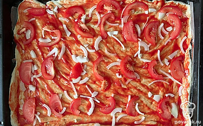 На слой лука разложить ломтики помидора.