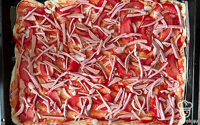 Выложить слой колбасы.