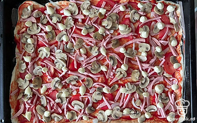 Добавить «капельки» майонеза. Отправить в духовку на 20 минут при 180 градусах.