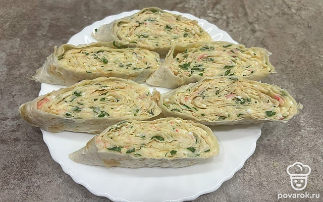 Рулет из лаваша с крабовыми палочками и сыром — Рецепт с фото