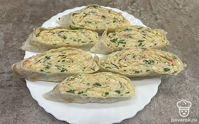 Подавайте рулетики на праздничный стол.