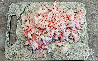 Крабовые палочки нарежьте мелкими кусочками.