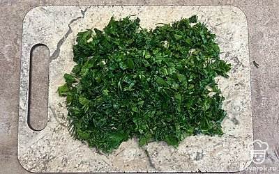 Мелко нашинкуйте зелень и добавьте к крабовым палочкам.