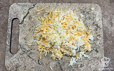 На мелкой терке натрите яйца и отправьте их к остальным ингредиентам.