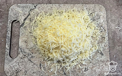 Натрите сыр и добавьте в начинку.