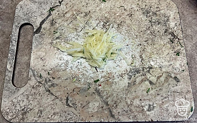 Чеснок натрите на мелкой терке и добавьте к остальным ингредиентам.