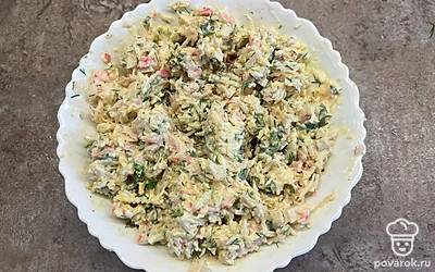 Заправьте нашу начинку майонезом, добавьте соль и перец. Хорошо перемешайте.