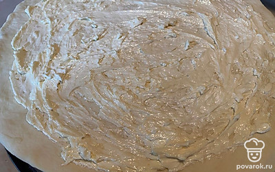 Смажьте ее творожным сыром.