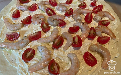 Выложите сверху помидоры и креветки.