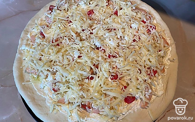 Посыпьте сверху сыром. Уберите в духовку, запекайте при 200 градусах до готовности.