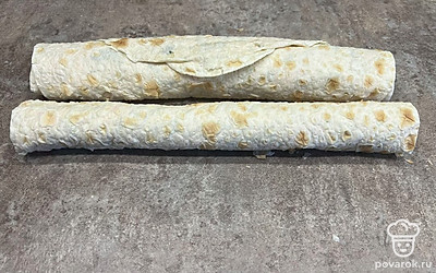 Готовые рулетики уберите в холодильник на 30 минут, чтобы они пропитались. Перед подачей рулетики нарежьте.