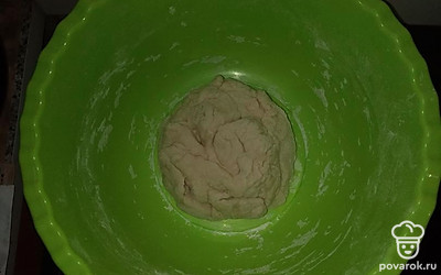 Сделать тесто для пиццы. В теплую воду засыпать дрожжи, добавить сахар и перемешать. Оставить минут на 15, пока дрожжи не поднимутся. Ввести муку и перемешать, замесить тесто. Добавить растительное масло и перемешать.
Оставить тесто на 2 часа в теплом месте подниматься.