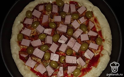 Добавить окорок и оливки.