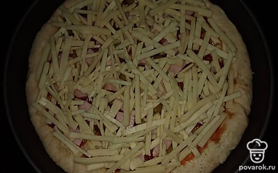 Натереть на крупной терке сыр и отправить в духовку на 10 минут при температуре 200 градусов. 