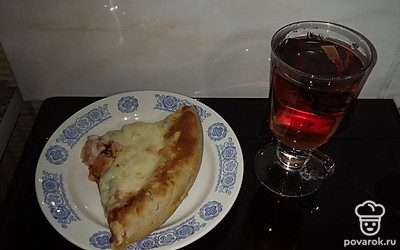 Пиццу подавать с чаем.