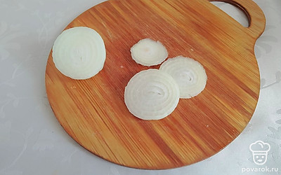 Репчатый лук нарежьте полукольцами.