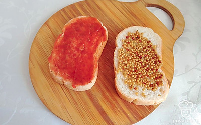 Один ломтик батона намажьте кетчупом, а второй —горчицей.