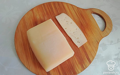 Сыр нарежьте тонкими полосками.