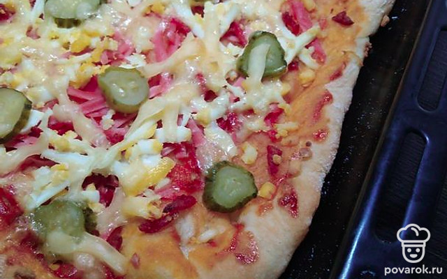 Домашняя пицца с яйцом, колбасой, сыром и корнишонами — Рецепт с фото