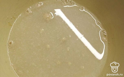 В миску добавить сухие дрожжи, сахар и теплую воду. Перемешать и оставить в теплом месте на 10 минут.